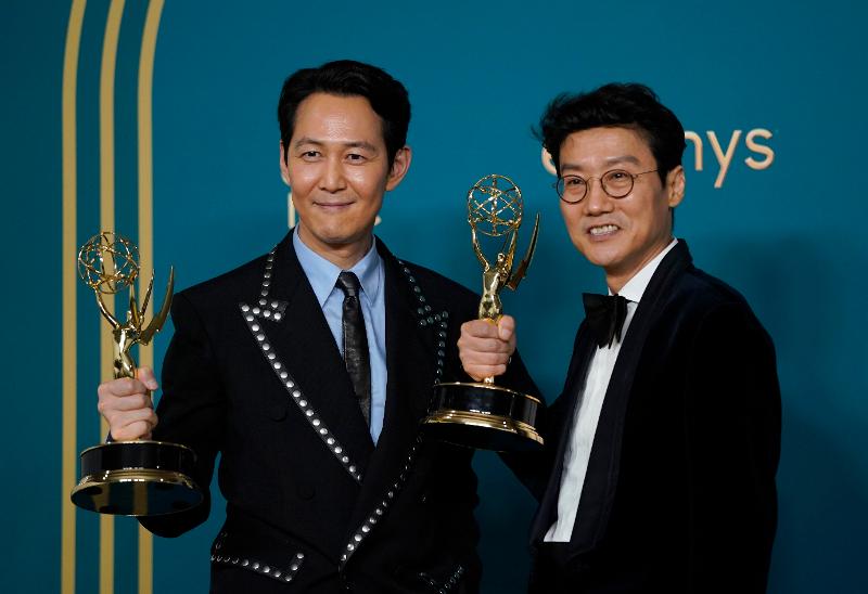 Sutradara Hwang Dong-hyuk (kanan), yang membuat 'Squid Game', dan aktor utama Lee Jung-jae  menerima trofi sambil berpose setelah masing-masing menerima penghargaan Sutradara Terbaik dan Aktor Terbaik, di Primetime Emmy Awards ke-74 yang diadakan di Microsoft Theater di Los Angeles, California pada tanggal 12 September (waktu setempat). (Yonhap News)