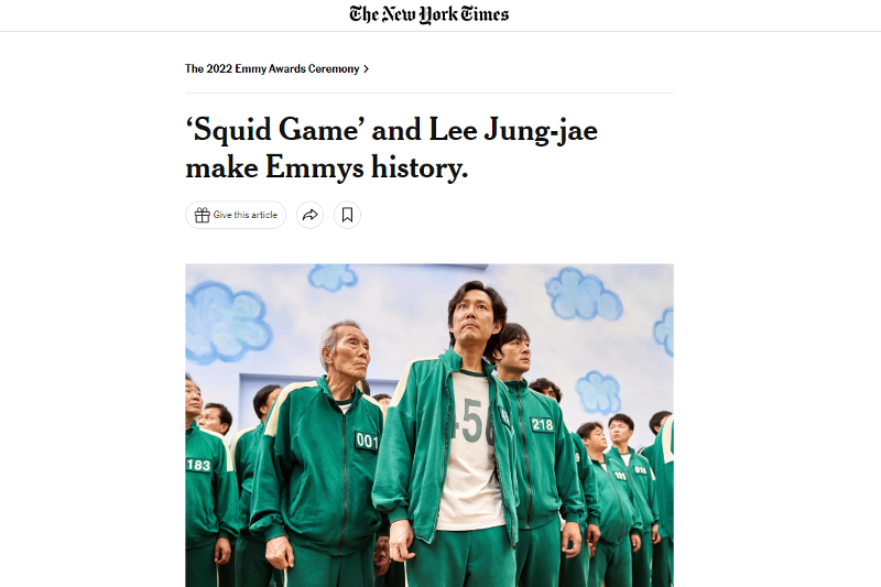 Serial drama Netflix Korea berjudul Squid Game mendapatkan dua penghargaan Emmy Awards, yaitu Sutradara Terbaik dan Aktor Utama Terbaik. Hal ini mendapatkan sorotan dari berbagai media asing ternama seperti The New York Times, The Associated Press, dan BBC. (Halaman depan situs The New York Times) 