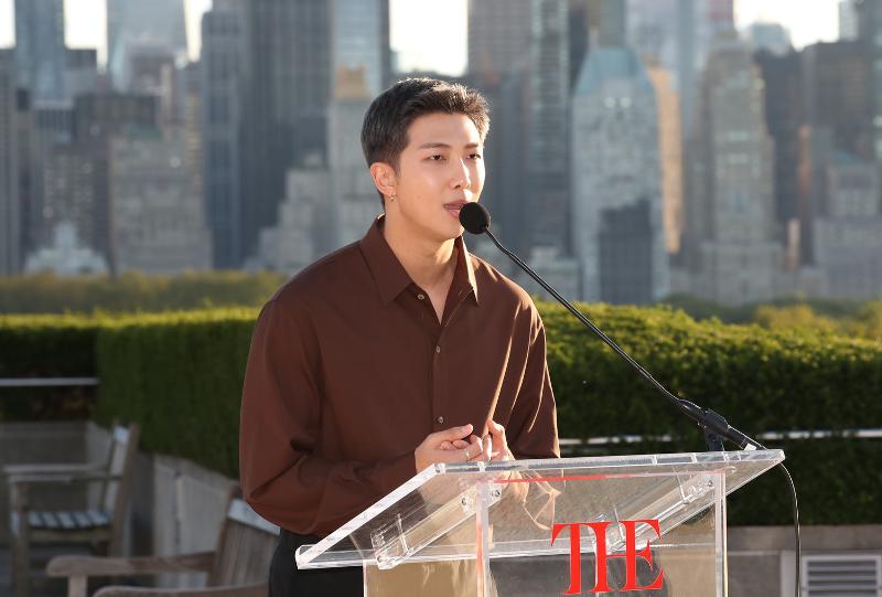 Leader BTS, RM telah menyumbangkan 100 juta won selama dua tahun berturut-turut untuk aset budaya Korea. Foto adalah RM yang mengunjungi Metropolitan Museum of Art di New York September lalu dan memberi salam. (Yonhap News)