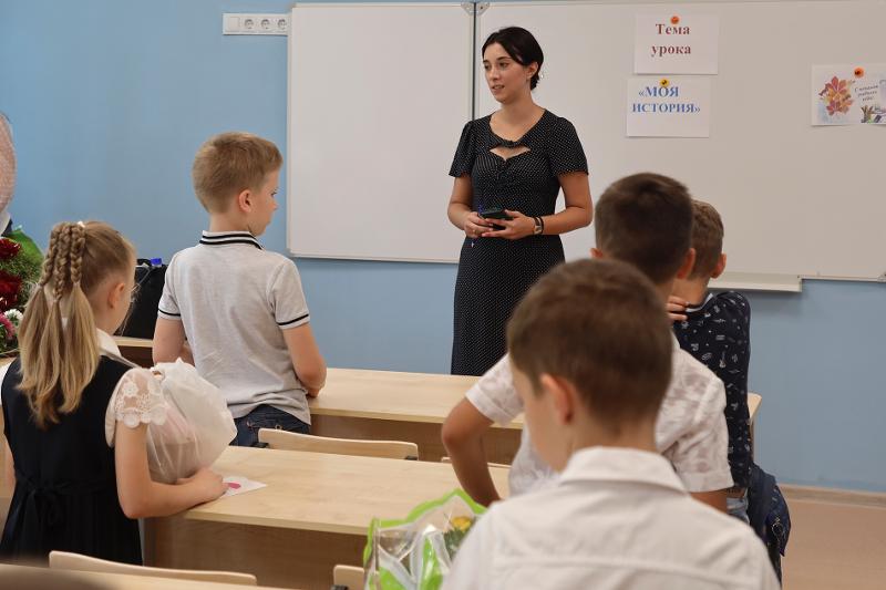 Kisah Keajaiban di Sungai Han masuk ke dalam buku-buku ajar Ukraina. Foto di atas menunjukkan anak-anak sekolah di Mariupol pada hari pertama sekolah, (Yonhap News) 