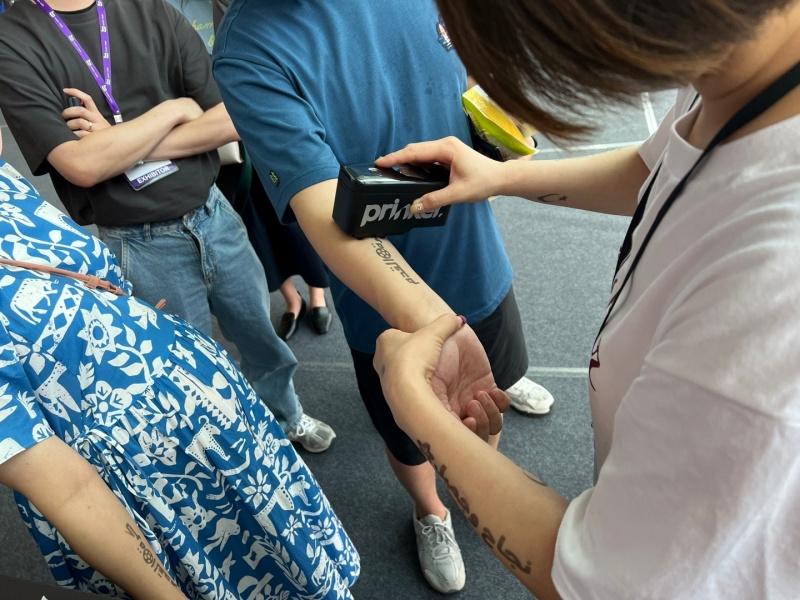 Tato temporer bertuliskan 'sepak bola' yang bisa dicoba pada Festival Kebudayaan Arab ke-15 yang diselenggarakan di COEX. Foto diambil pada tanggal 19 September. (Korea-Arab Society) 