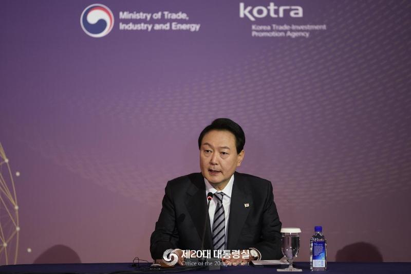 Presiden Yoon Suk Yeol sedang memberikan tanggapan dalam acara North American Investment Reporting Ceremony and Investor Roundtable yang diselenggarakan pada 22 September (waktu setempat) di JW Marriott Essex House New York. (Kantor Kepresidenan ke-20) 