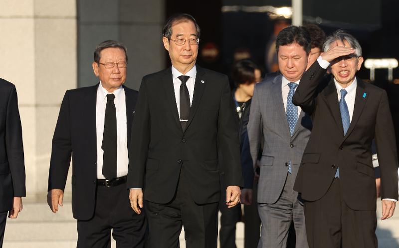 PM Korea Selatan Han Duck-soo (kedua dari kiri) berangkat menuju Jepang pada tanggal 27 September dari Bandara Seoul, Kota Seongnam, Provinsi Gyeonggi. PM Han menghadiri pemakaman kenegaraan mendiang PM Shinzo Abe di Tokyo. (Yonhap News) 