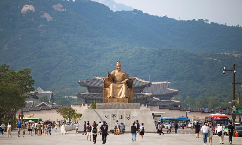 Alun-alun Gwanghwamun yang dibuka kembali di Jongno-gu, Seoul. 