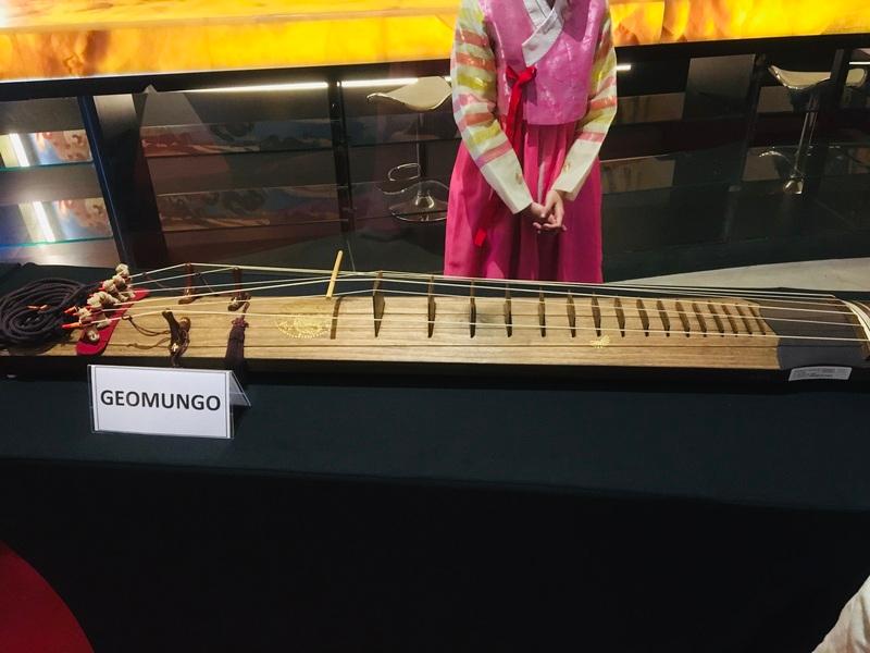 Geomungo merupakan alat musik dawai tradisional Korea yang dimainkan dengan menggunakan tongkat bambu kecil. Geomungo digunakan dalam pertunjukan geomungo sanjo. (Tiffany Benedicta) 