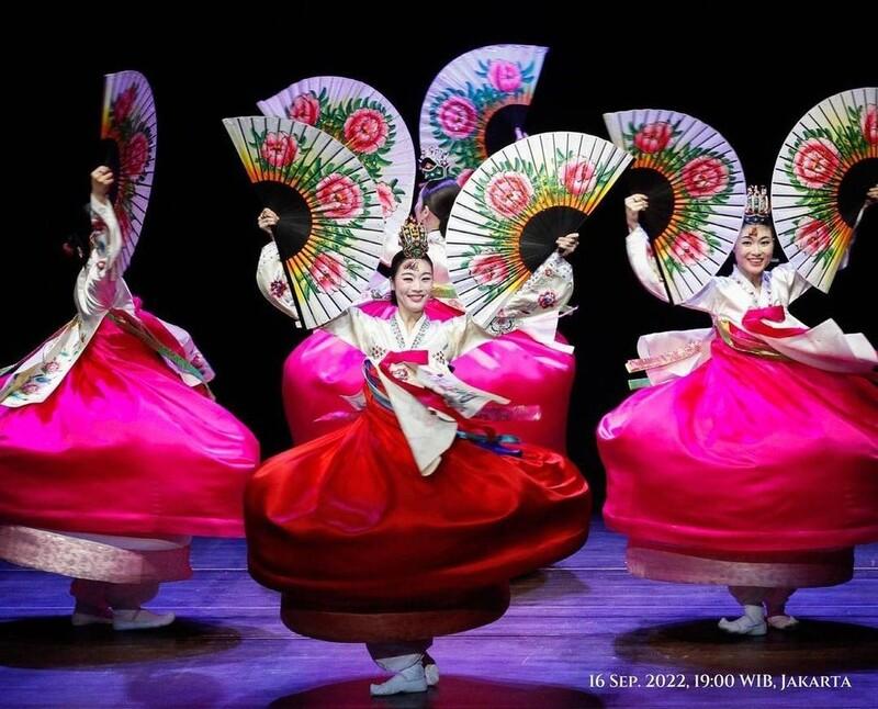 Buchaechum merupakan tarian tradisional Korea Selatan yang ditarikan dengan menggunakan kipas. (Korean Cultural Center Indonesia) 