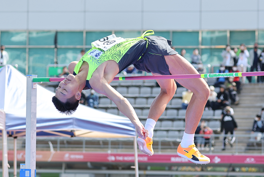 Woo Sang-hyeok (26, Kantor Seocheon-gun), pemain juara dunia dalam lompat tinggi putra, melewati mistar dalam final lompat tinggi umum putra 'Kompetisi Olahraga Nasional ke-103' yang diadakan di Kompleks Olahraga Ulsan di Jung-gu, Ulsan pada tanggal 12 Oktober. Pada hari ini, Woo Sang-hyuk melampaui 2,15 m dan memenangkan kejuaraan nasional untuk ketujuh kalinya dalam karirnya. (Yonhap News)