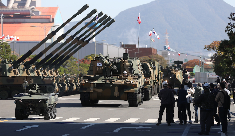 Sebuah howitzer self-propelled K9 sedang bergerak di upacara pengiriman ekspor artileri self-propelled K9 ke Polandia yang diadakan di Hanwha Defense, Seongsan-gu, Changwon-si, Gyeongsangnam-do, pada pagi hari tanggal 19 Oktober. Semua 24 K9 self-propelled howitzer, yang akan dikirim ke Polandia untuk pertama kalinya, dipamerkan pada upacara pelepasan hari ini. (Yonhap News)