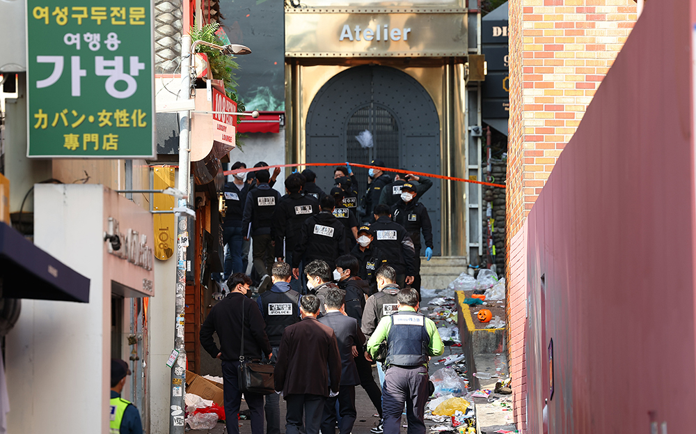 Pada tanggal 31 Oktober sore, Institut Penelitian Forensik Nasional dan pejabat polisi sedang memeriksa lokasi insiden di Itaewon, Yongsan-gu, Seoul untuk penyelidikan. (Yonhap News)