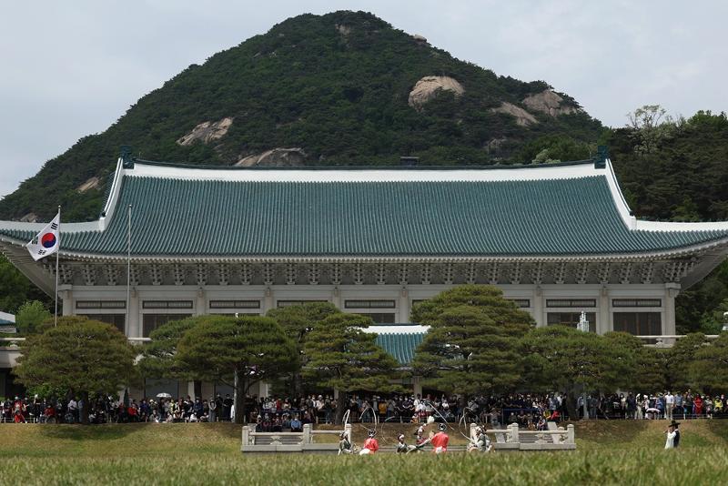 Penonton menyaksikan pertunjukan tradisional yang diadakan di depan gedung utama Cheong Wa Dae di Jongno-gu, Seoul pada 13 Mei. (Jeon Han)