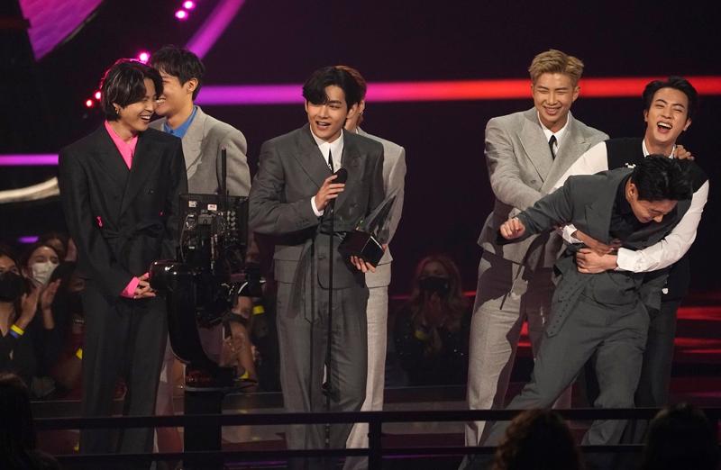 Pada American Music Awards (AMA) ke-49 yang diadakan di Microsoft Theater di Los Angeles, California, AS pada 21 November (waktu setempat) tahun lalu (waktu setempat), BTS memenangkan hadiah utama Artist of the Year. Foto menunjukkan BTS senang menerima penghargaan Artist of the Year. (Yonhap News)