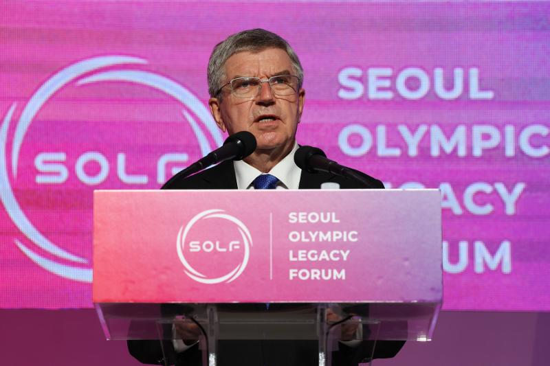 Thomas Bach selaku ketua IOC sedang memberikan pidato utama dalam upacara pembukaan Forum Legasi Olimpiade Seoul yang diselenggarakan pada 18 Oktober di Seoul Olympic Parktel, Songpa-gu, Seoul. 