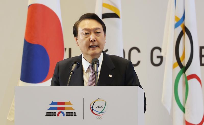 Presiden Yoon Suk Yeol sedang memberikan pidato utama pada Sidang Umum ANOC (Asosiasi Komite Olimpiade Nasional) yang diadakan pada 19 Oktober pagi di COEX, Gangnam-gu, Seoul. (Yonhap News) 