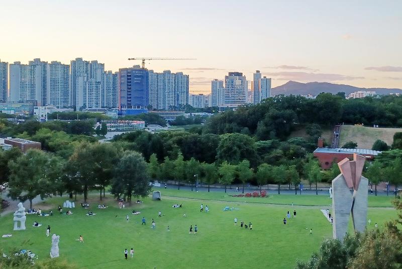 Thomas Bach selaku Ketua IOC menilai Taman Olimpiade Seoul sebagai salah satu contoh nyata di mana legasi olimpiade masih hidup. Foto di atas adalah salah satu bagian dar Taman Olimpiade Seoul yang berada di Songpa-gu, Seoul. 