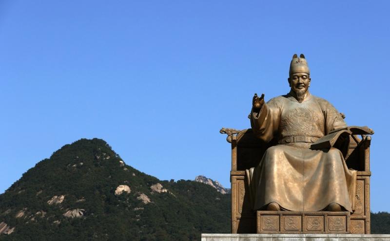 Patung Maharaja Sejong yang terletak di Alun-alun Gwanghwamun, Seoul. (Korea.net)