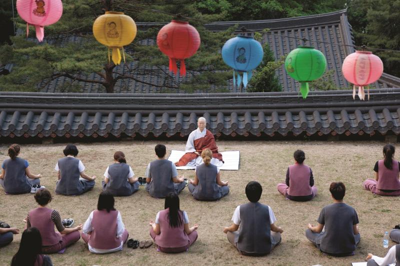 Program templestay di Korea dimulai pada pertama kali pada tahun 2002 dan jumlah pesertanya sudah melampaui enam juta orang. Foto di atas menunujukkan para peserta yang sedang mengikuti program templestay. (Jogye Order of Korean Buddhism office) 