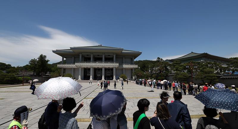 Foto ini menunjukkan para pengunjung yang sedang mengantre untuk melihat Cheong Wa Dae pada 26 Mei lalu. (Korea.net)