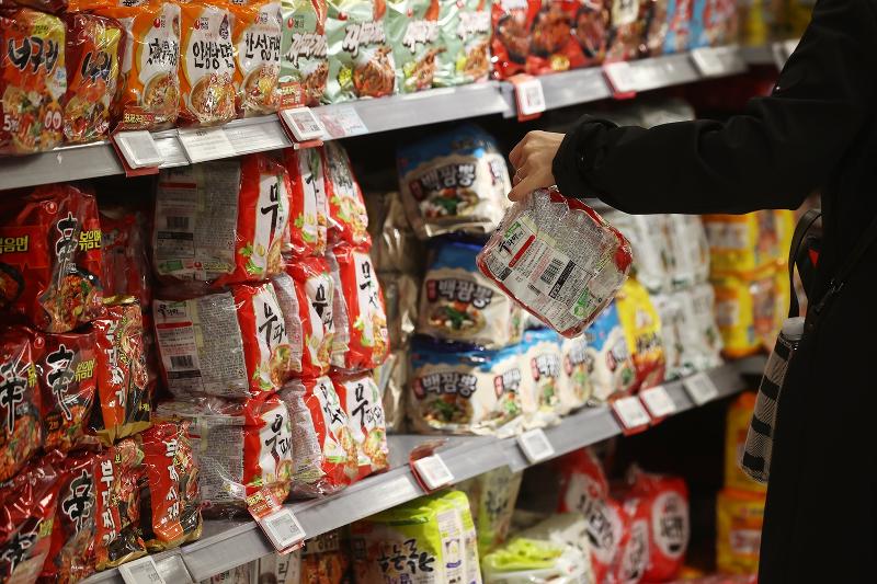 Tahun lalu, ekspor ramyeon melebihi 700 juta dolar, tertinggi yang pernah ada. Foto di atas menunjukkan stan ramyeon di supermarket di pusat kota Seoul. (Yonhap News)