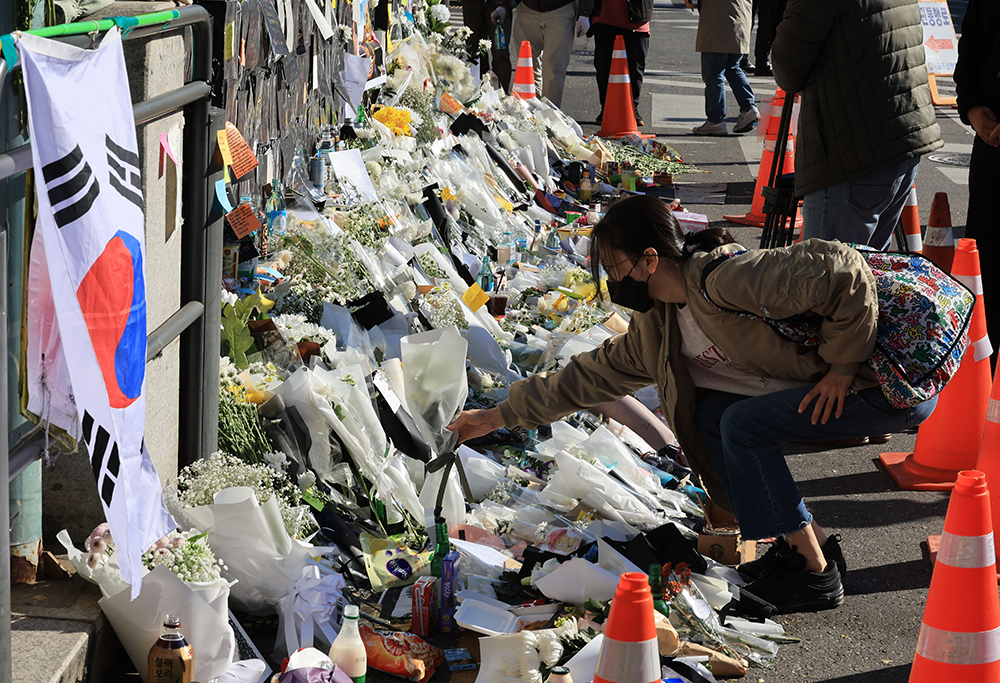 Masyarakat terlihat sedang meletakkan bunga pada 2 November di depan pintu keluar nomor 1 Stasiun Itaewon, Yongsan-gu, Seoul. Masyarakat bisa mengungkapkan belasungkawa terhadap korban Insiden Itaewon di sana. (Yonhap News)