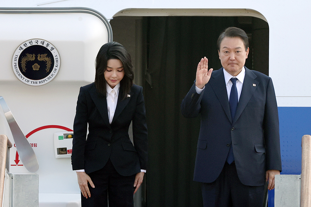 Presiden Yoon Suk Yeol dan Ibu Negara Kim Keon Hee saling menyapa saat mereka menaiki Unit 1 Angkatan Udara di Bandara Seoul di Seongnam-si, Gyeonggi-do, pada tanggal 11 November. Presiden Yoon akan menghadiri KTT ASEAN di Phnom Penh, Kamboja dan KTT G20 di Bali, Indonesia selama 6 hari 4 malam hingga tanggal 16 November. (Jeon Han)