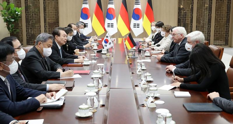 Presiden Yoon Suk Yeol (keempat dari kiri) dan Presiden Jerman Frank-Walter Steinmeier (kedua dari kanan) bertemu pada tanggal 4 November di Kantor Kepresidenan Yongsan, Seoul. (Yonhap News) 