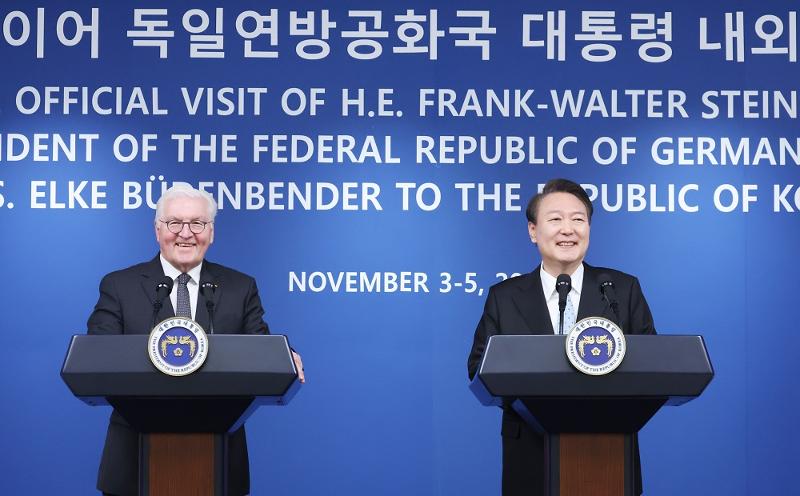 Presiden Yoon Suk Yeol (kanan) dan Presiden Jerman Frank-Walter Steinmeier (kiri) sedang memberikan pernyataan publik setelah rapat pada tanggal 4 November di Kantor Kepresidenan Yongsan, Seoul. (Yonhap News) 