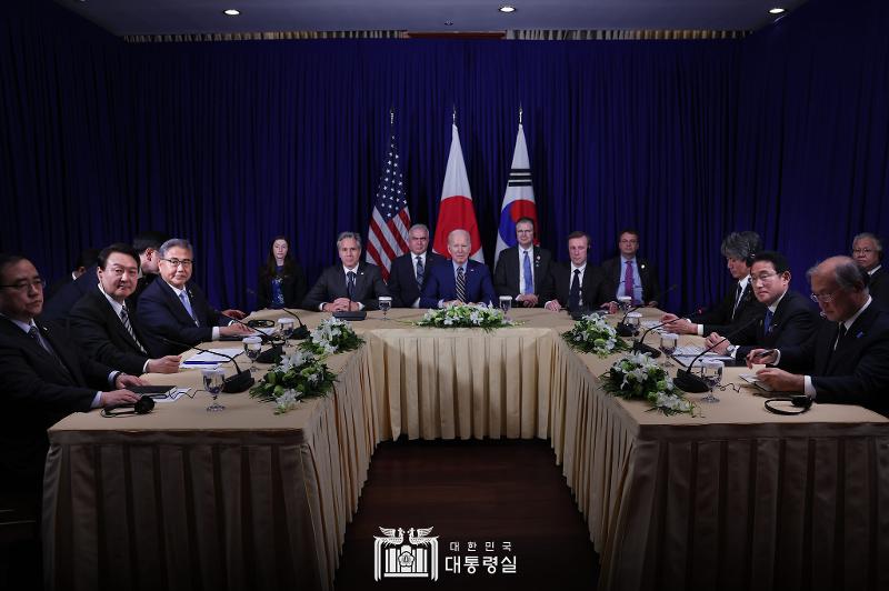 Presiden Korsel Yoon Suk Yeol (kedua dari kiri), Presiden AS Joe Biden (tengah), dan Perdana Menteri Jepang Fumio Kishida (kedua dari kanan) berfoto bersama pada KTT Tiga Negara yang diselenggarakan pada tanggal 13 November di sebuah hotel di Phnom Penh, Kamboja.