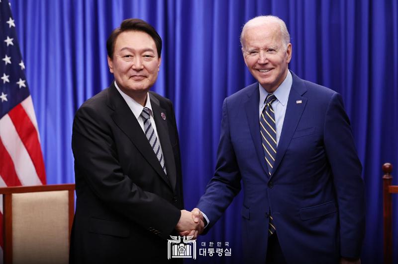 Presiden Yoon Suk Yeol sedang berjabat tangan dengan Presiden Joe Biden pada KTT Korsel-AS yang berlangsung pada tanggal 13 November di sebuah hotel di Phnom Penh, Kamboja.