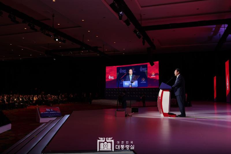 Presiden Yoon Suk Yeol sedang memberikan pidato utama pada B20 Summit Indonesia 2022 yang diselenggarakan di Bali Nusa Dua Convention Center tanggal 14 November. (Facebook Kantor Kepresidenan) 