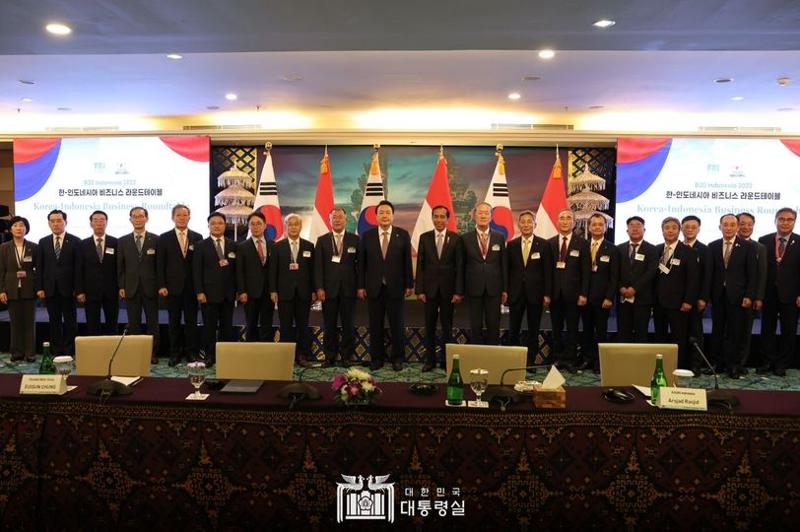 Presiden Yoon (kesepuluh dari kiri) dan Presiden Jokowi berfoto bersama dengan peserta Korea-Indonesia Business Roundtable yang diselenggarakan pada tanggal 14 November di Bali. (Facebook Kantor Kepresidenan)