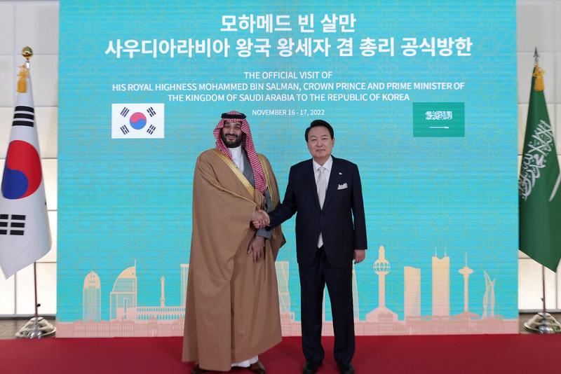 Presiden Yoon Suk Yeol (kanan) berfoto dengan Putra Mahkota Mohammed bin Salman yang juga merupakan PM Arab Saudi pada tanggal 17 November di kediaman presiden yang terletak di Hannam-dong, Yongsan-gu, Seoul.