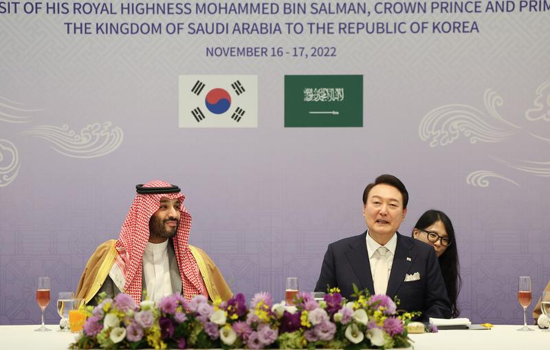 Presiden Yoon (kanan) sedang berbicara dalam jamuan kenegaraan yang diselenggarakan untuk menjamu Putra Mahkota bin Salman pada tanggal 17 November di kediaman presiden yang terletak di Hannam-dong, Yongsan-gu, Seoul.