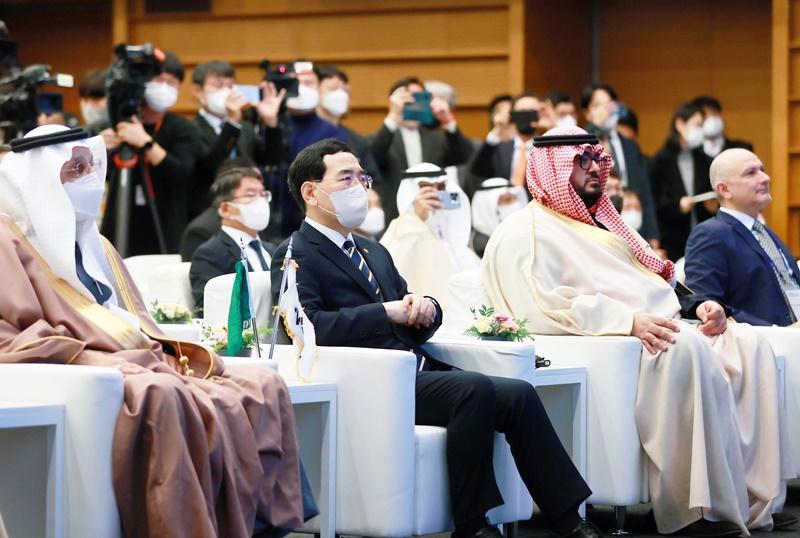 Kementerian Perindustrian, Perdagangan, dan Sumber Daya Korea serta Kementerian Investasi Arab Saudi menyelenggarakan Forum Investasi Korea-Saudi yang dihadiri oleh sekitar 300 orang pejabat pemerintahan dan pengusaha dari kedua negara. Terlihat Menteri Lee Chang-Yang (kedua dari kiri) dan Menteri Khalid A. Al-Falih (pertama dari kiri) menghadiri forum yang diadakan pada tanggal 17 November lalu di KCCI, Jung-gu, Seoul. 