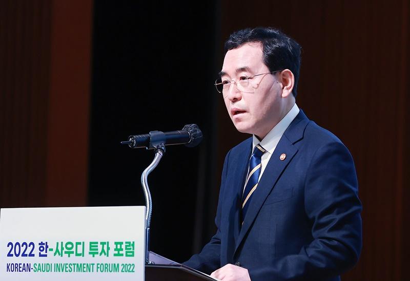 Menteri Perindustrian, Perdagangan, dan Sumber Daya, Lee Chang-Yang sedang memberikan pidato dalam Forum Investasi Korea-Saudi yang diadakan pada tanggal 17 November lalu di KCCI, Jung-gu, Seoul.