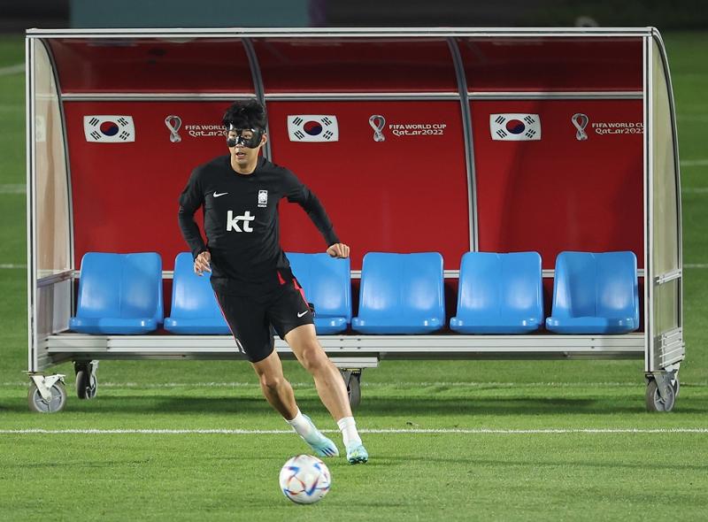 Son Heung-min dari tim sepak bola nasional Korea Piala Dunia Qatar 2022 mengenakan pelindung wajah dan berlatih sepak bola di tempat latihan Al-Egla di Doha, Qatar pada tanggal 17 November sore (waktu setempat). (Yonhap News)