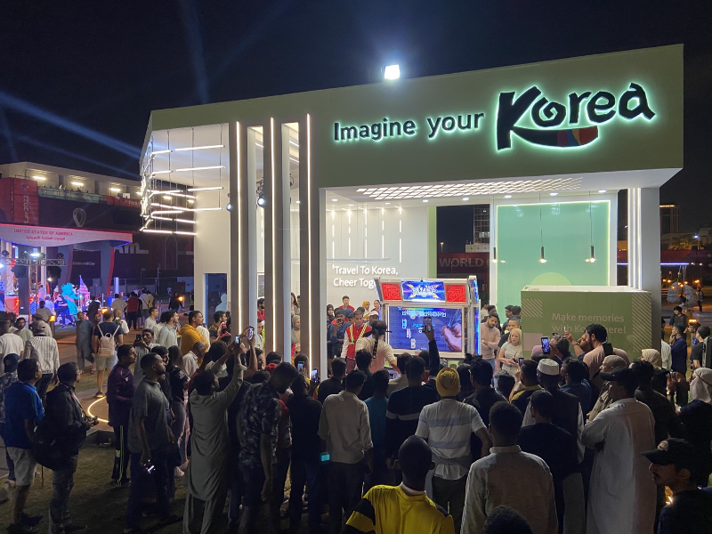 Stan promosi pariwisata Korea di Doha ramai oleh pengunjung.