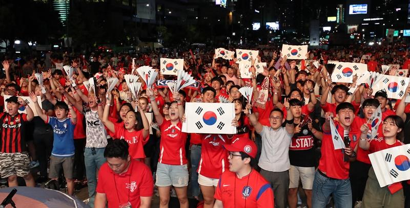 Masyarakat berkumpul di Alun-alun Gwanghwamun untuk mendukung tim nasional Korsel vs Swedia pada pertandingan Piala Dunia Rusia 2018. (Jeon Han)