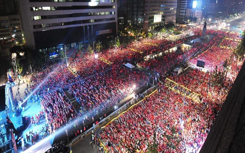 ▲Bulgeun Angma yang berkumpul di Alun-alun Gwanghwamun untuk mendukung timnas Korsel yang bertanding melawan Aljazair pada Piala Dunia Brasil 2014. (Kementerian Kebudayaan, Olahraga, dan Pariwisata)