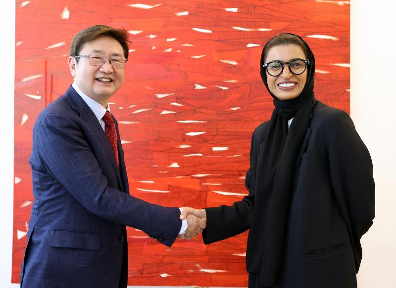  Menteri Kebudayaan, Olahraga, dan Pariwisata Park Bo Gyoon (kiri) berpose untuk berfoto dengan Menteri Kebudayaan dan Pemuda UAE Noura binti Muhammad Al Kaabi di Uni Emirat Arab (UAE) pada tanggal 26 November (waktu setempat).