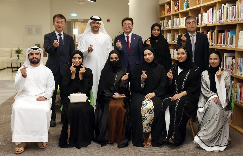 Menteri Kebudayaan, Olahraga, dan Pariwisata Park Bo Gyoon (ketiga dari kiri di baris kedua) mengunjungi Pusat Kebudayaan Korea di Abu Dhabi, UAE pada sore hari tanggal 26 November (waktu setempat) dan berfoto bersama para pelajar.