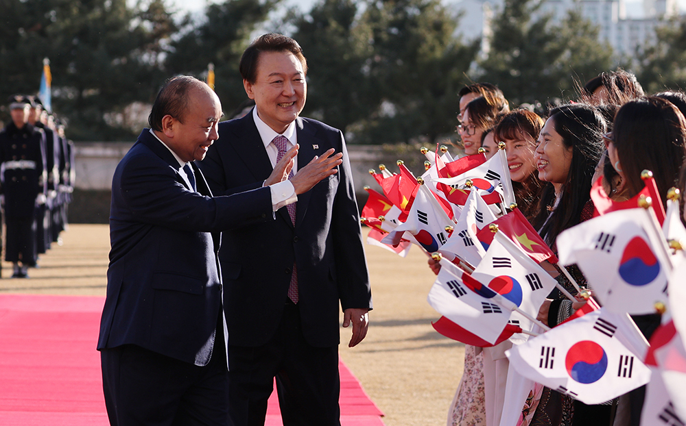 Pada tanggal 5 Desember sore, Presiden Yoon Suk Yeol (kedua dari kiri) berdiri di samping Presiden Vietnam Nguyen Xuan Phuc (kiri), yang tiba hari itu untuk kunjungan kenegaraan ke Korea. Presiden Nguyen disambut secara resmi setelah melalui pemeriksaan penjaga kehormatan di Kantor Kepresidenan di Yongsan, Seoul. (Yonhap News)