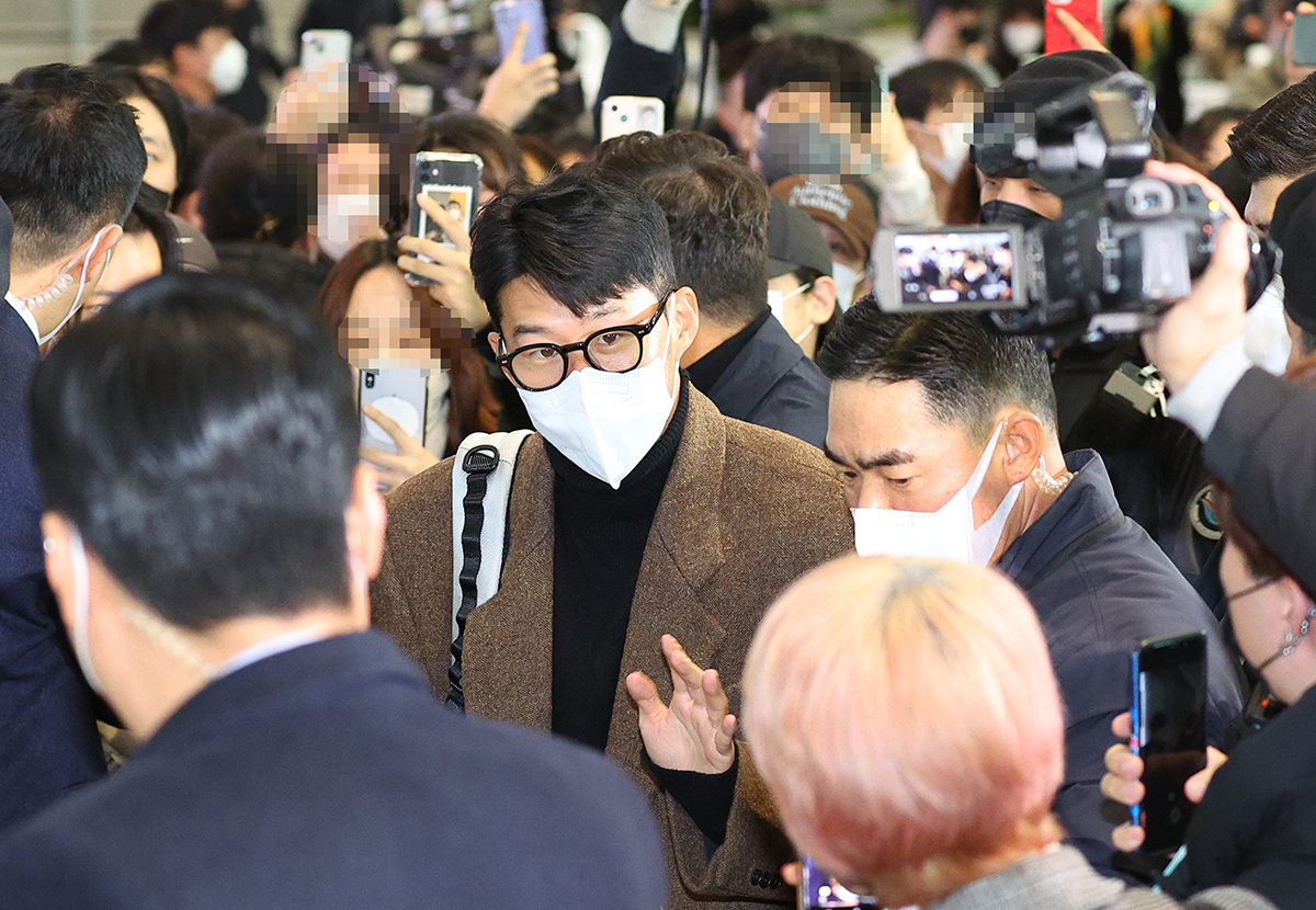 Kapten timnas sepak bola Korsel Son Heung-min melambaikan tangan kepada para penggemarnya di Terminal 2 Bandara Internasional Incheon pada pagi hari tanggal 13 Desember. Sekitar 200 orang penggemarnya berada di bandara untuk mengucapkan selamat jalan kepada Son. Son akan bergabung kembali dengan tim Tottenham Hotspur di Inggris. (Yonhap News)