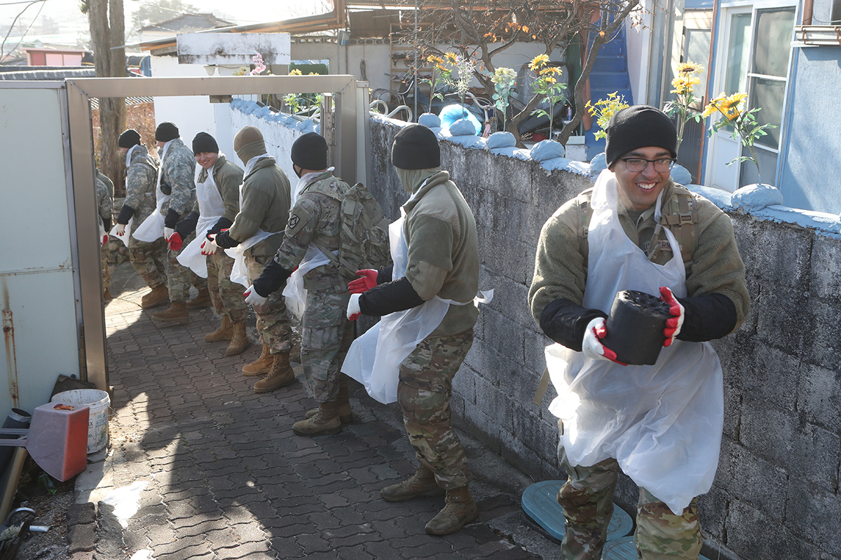 Para tentara dari Brigade Artileri ke-210 Divisi 2 tentara AS di Korsel dan Divisi Gabungan ROK-AS mengirimkan briket dalam Berbagi briket cinta yang diadakan di Sangpae-dong, Dongducheon, Provinsi Gyeonggi-do. Pada acara yang digelar, tentara AS dan relawan mengirimkan 5.000 briket kepada 15 keluarga yang kurang mampu di wilayah tersebut. (Yonhap News)