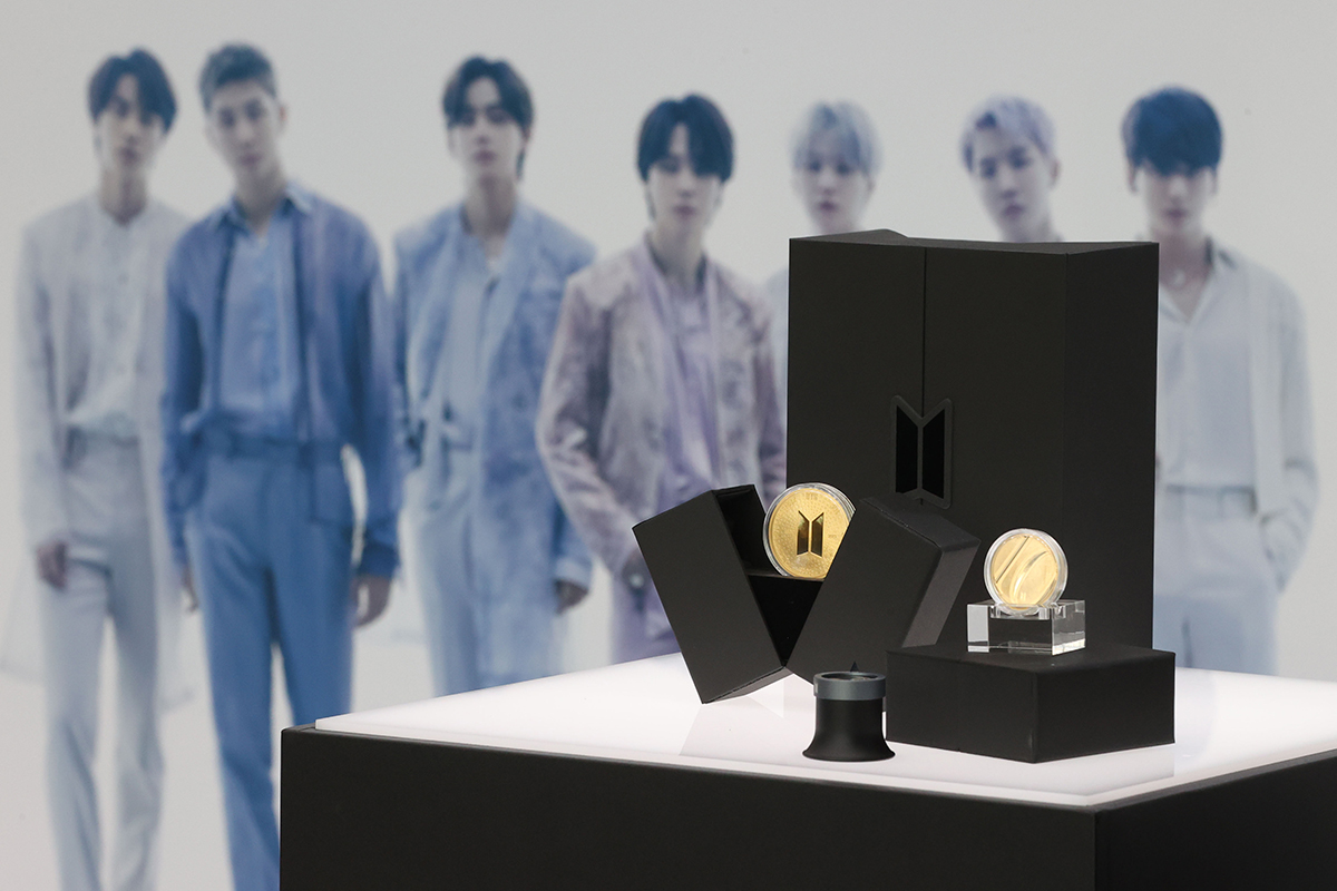 Sebuah medali peringatan yang menandai peringatan sepuluh tahun debut BTS ditampilkan di toko utama Korea Minting and Security Printing Corp di Mapo-gu, Seoul pada tanggal 16 Desember. Medali peringatan ini didesain dengan motif logo BTS dan angka sepuluh yang berarti peringatan sepuluh tahun debut mereka. Bagian depan medali diukir dengan nama grup bahasa Inggris BTS dan nama bahasa Inggris para anggota (RM, Jin, SUGA, j-hope, Jimin, V, Jung Kook). (Yonhap News) 