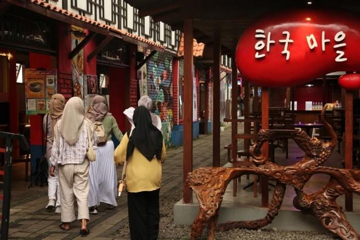 Monthi Rosselini menunjukkan Korea yang ditemukannya di Kota Bandung, Indonesia melalui foto Kampung Korea