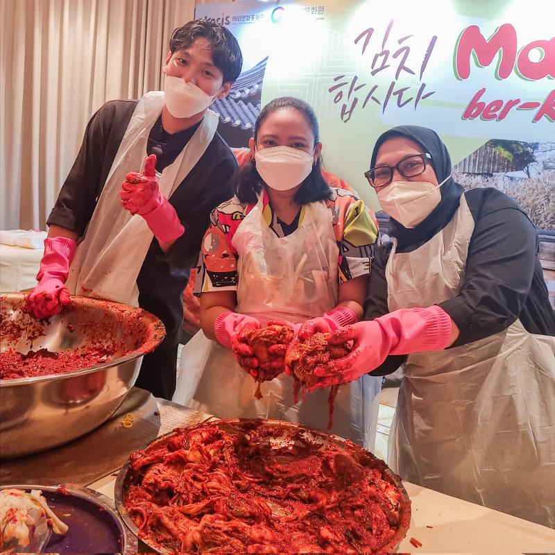 Stephanie Pradnyaparamita membagikan pengalamannya membuat Kimchi melalui foto Making Kimchi 