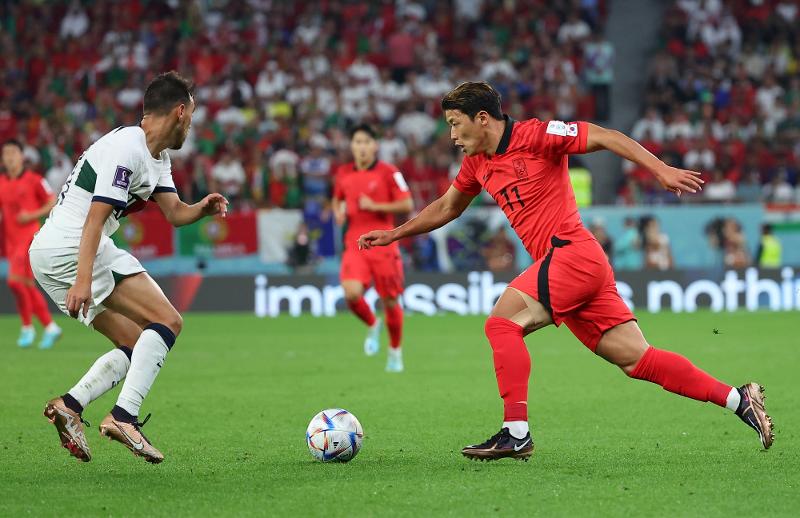 Hwang Hee-chan pada 2 Desember (waktu setempat) memegang bola dalam pertandingan melawan Portugal pada penyisihan Grup H Piala Dunia yang diadakan di Education City Stadium di Al Rayyan, Qatar. (Yonhap News)