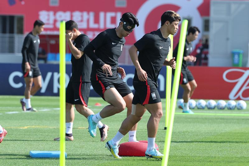 Son Heung-min, Hwang Hee-chan, dan atlet timnas Korea lainnya terlihat sedang berlatih di lapangan Al Egla Doha untuk mempersiapkan diri menghadapi Brasil pada pertandingan babak 16 besar Piala Dunia Qatar 2022. (Yonhap News)