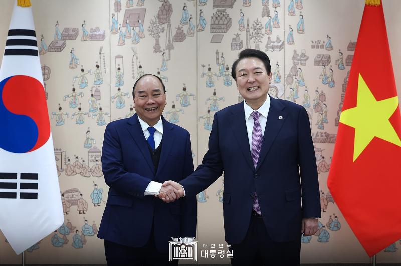 Presiden Yoon Suk Yeol (kanan) dan Presiden Vietnam Nguyen Xuan Phuc berjabat tangan pada KTT Korea Selatan-Vietnam yang diadakan di Gedung Kantor Kepresidenan di Yongsan, Seoul pada sore hari tanggal 5 Desember. (Kantor Kepresidenan)