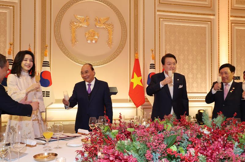 Presiden Yoon Suk Yeol (ketiga dari kiri) dan Ibu Negara Kim Keon Hee bersulang dengan Presiden Vietnam Nguyen Xuan Phuc (kedua dari kiri) pada jamuan makan malam kenegaraan untuk Presiden Vietnam Nguyen Xuan Phuc (kedua dari kiri) yang diadakan di Cheong Wa Dae pada tanggal 5 Desember. (Yonhap News)